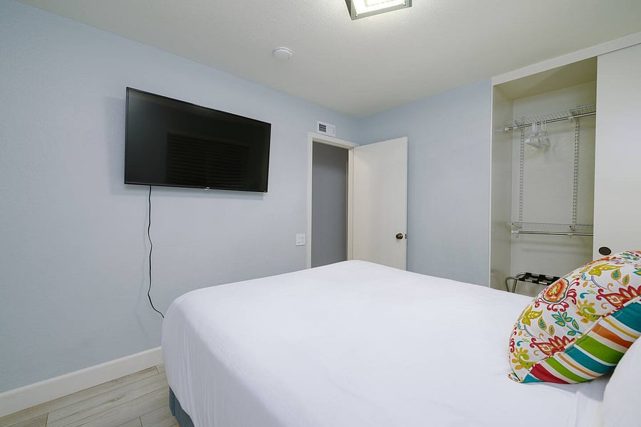 Queen bed in bedroom#3