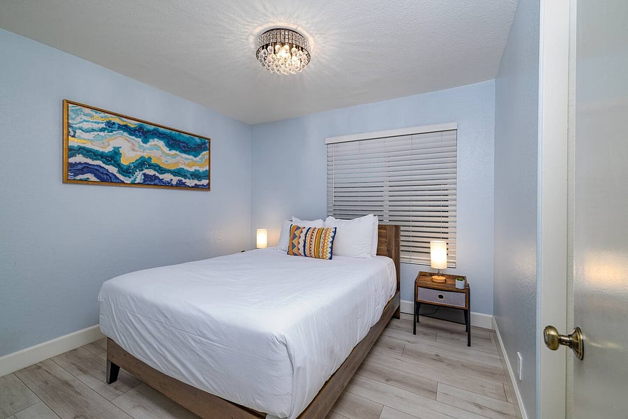 Queen bed in bedroom#4