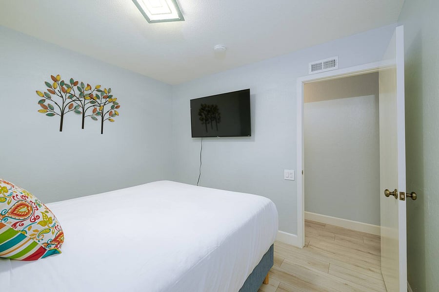 Queen bed in bedroom#3