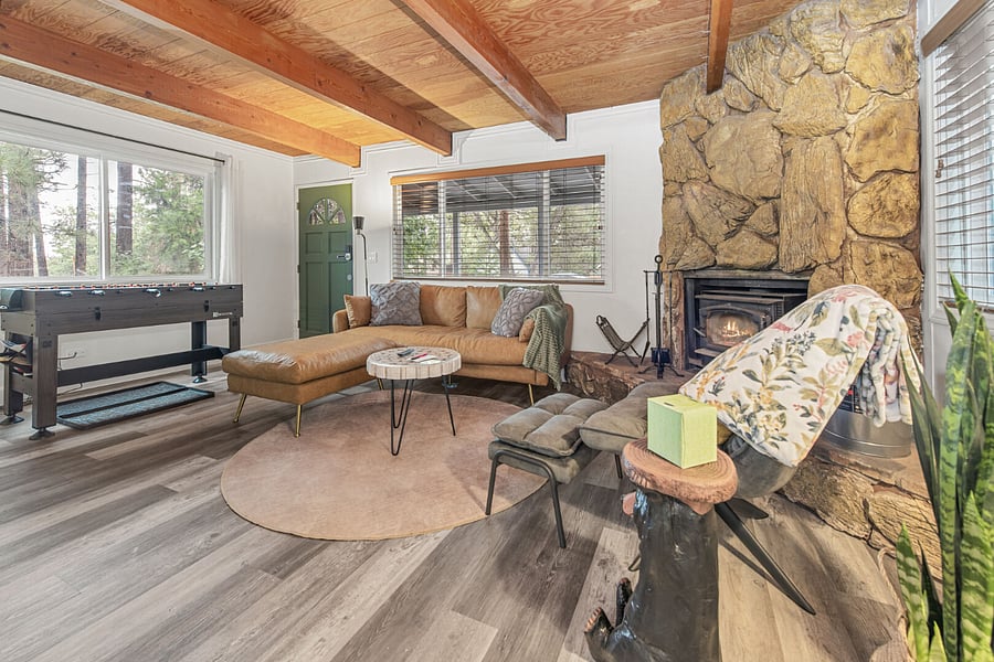 Spacious living ring with comfy sofa.
