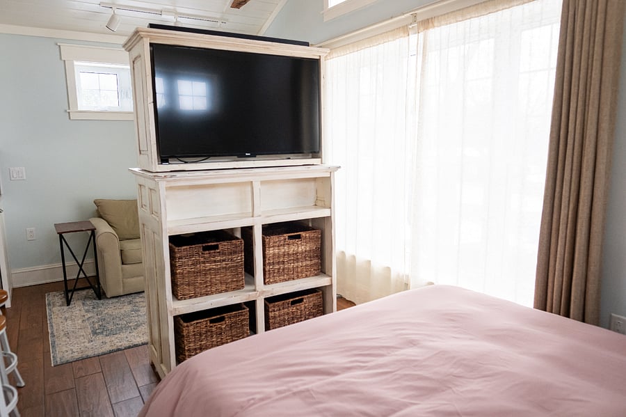 43" Smart TV and storage