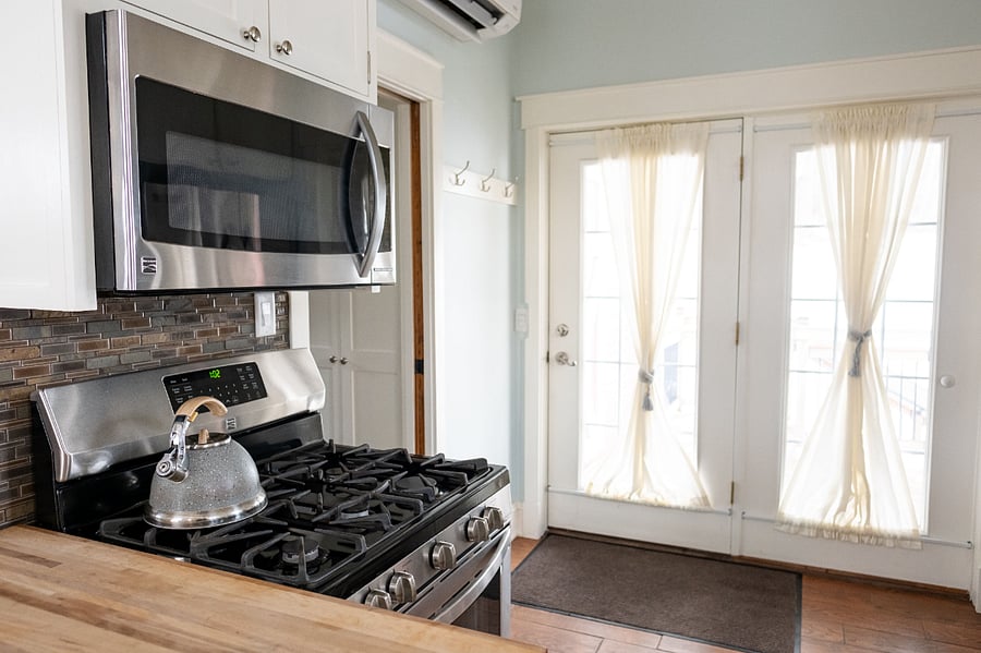 4 burner stove top, oven and microwave