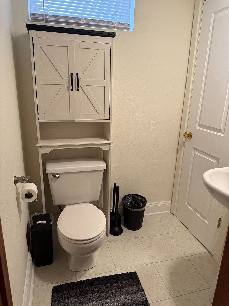 Lower-level 1/2 bath