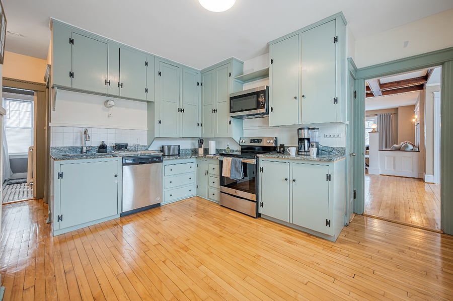 Full kitchen