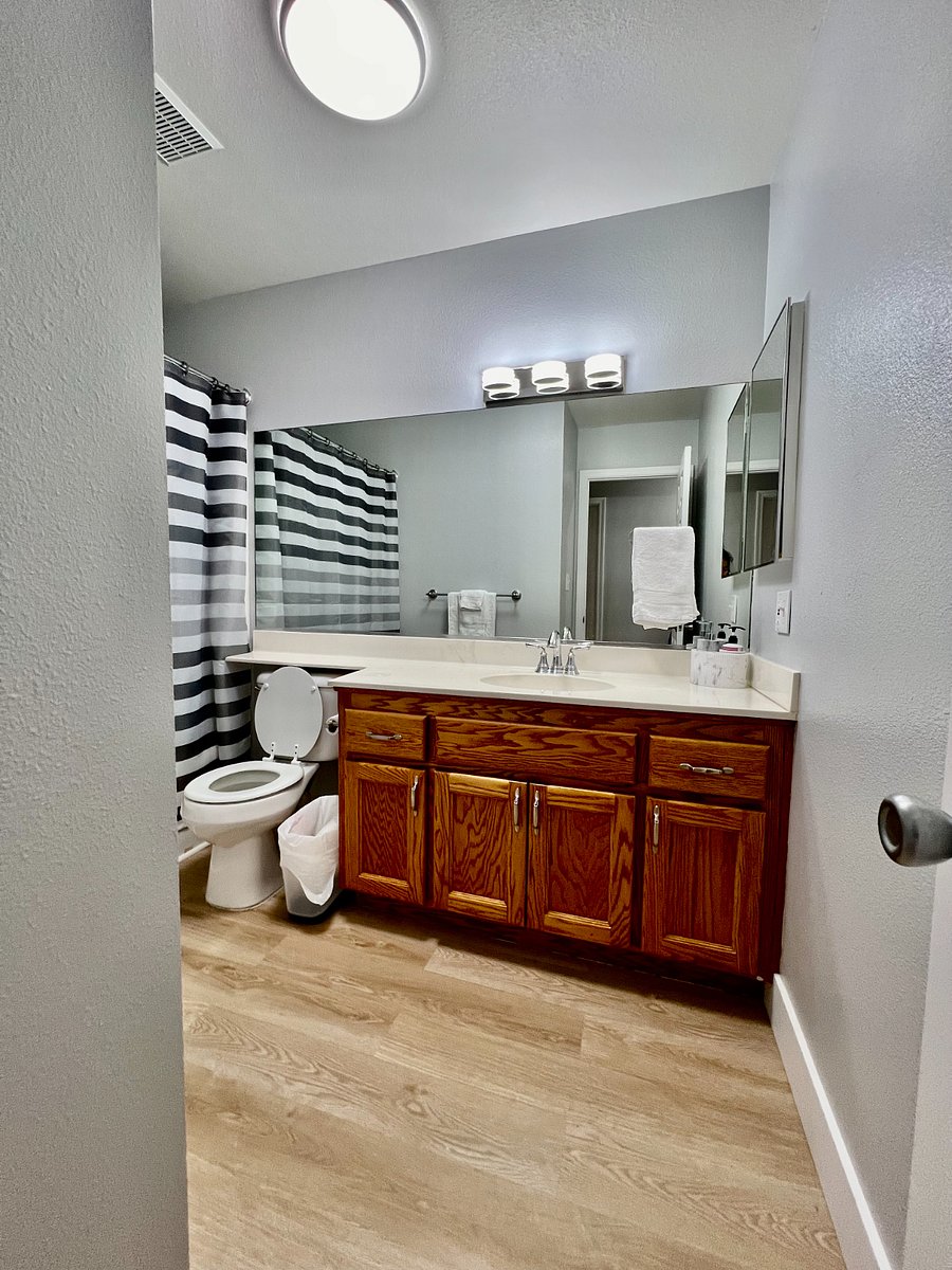 Hallway bathroom, View #1