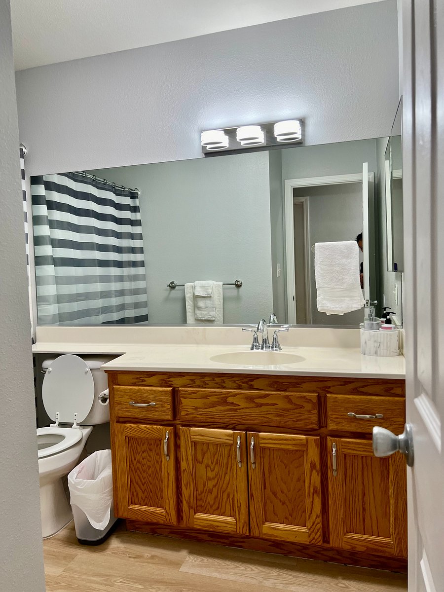 Hallway bathroom, View #2