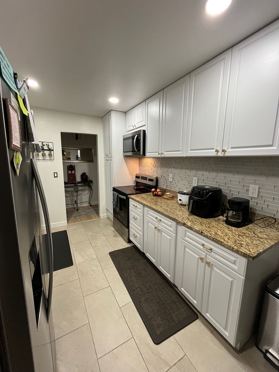 Remodeled Kitchen w/ Granite Countertops and SS Appliances