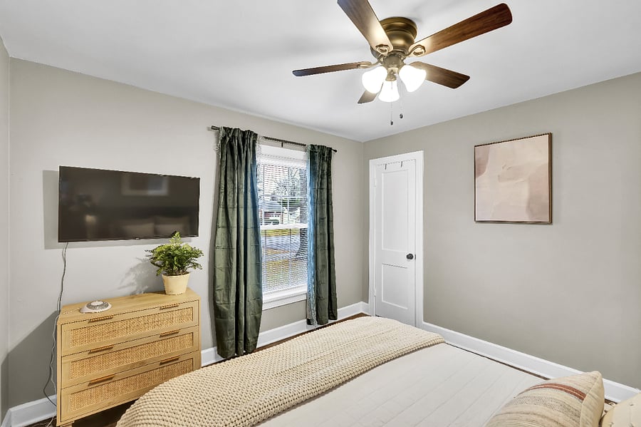 2nd bedroom with queen sized mattress.