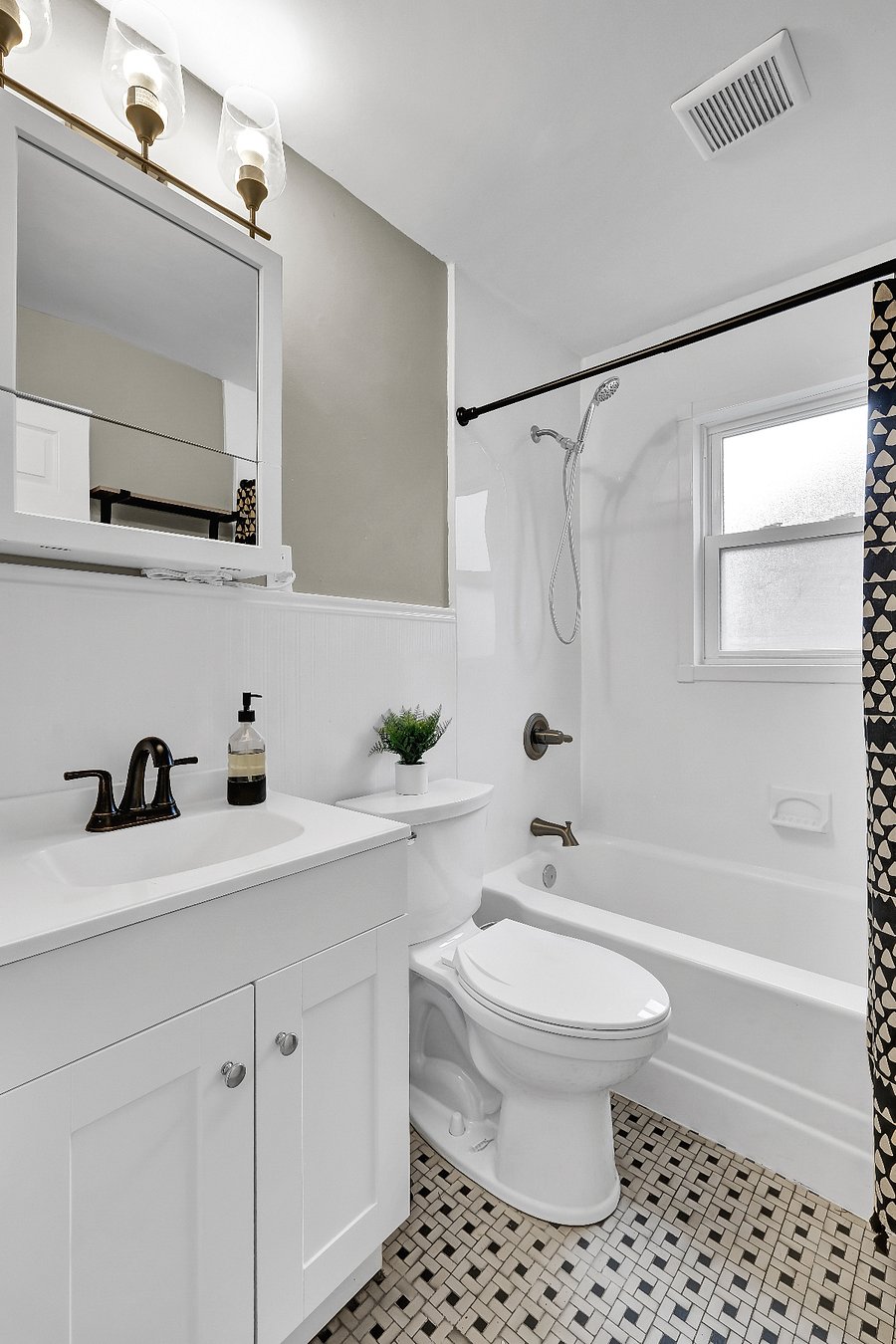 1st floor bathroom with tub.