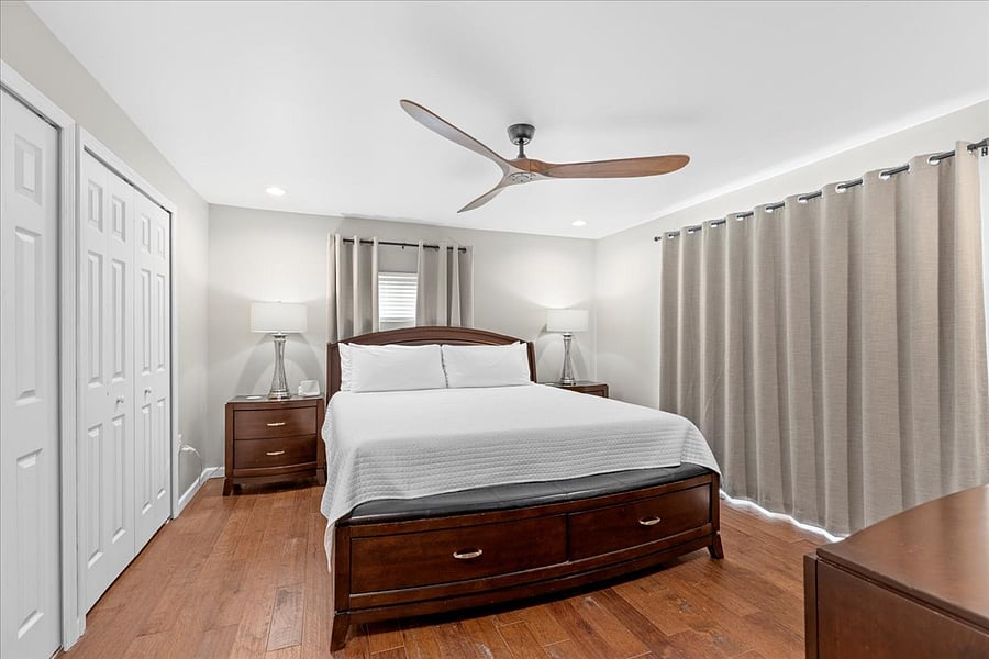 Master bedroom - King bed