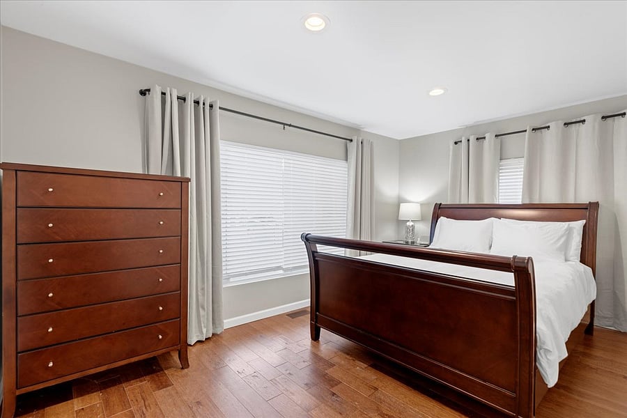 Bedroom 1 - Queen and drawers