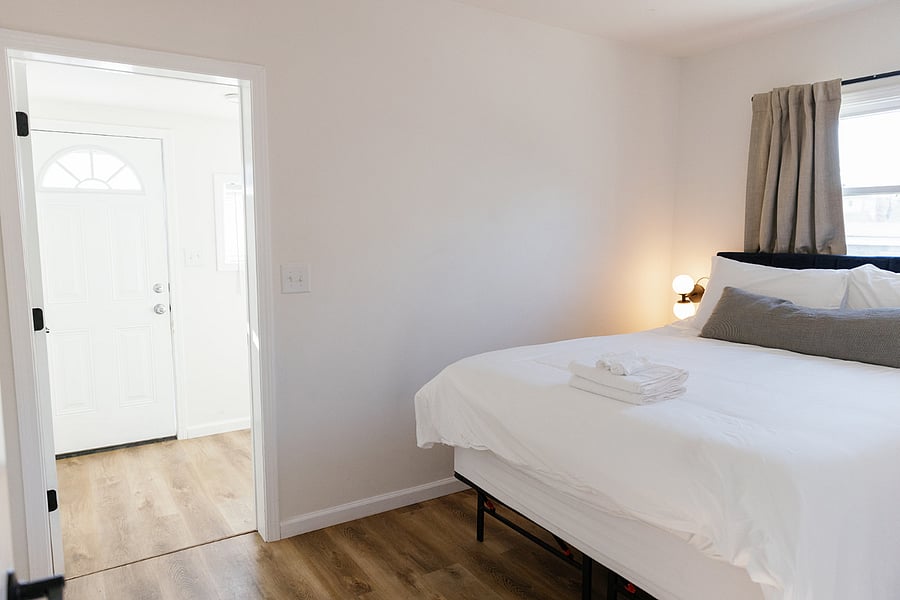 bedroom1 - queen bed