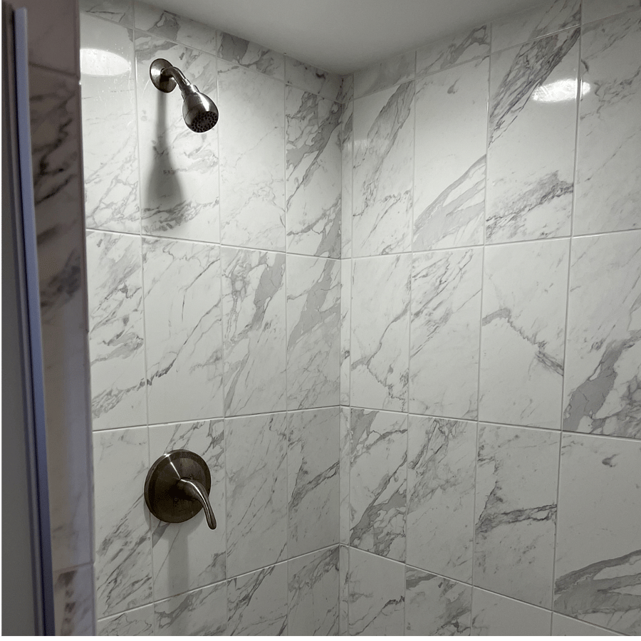 Large shower with bench