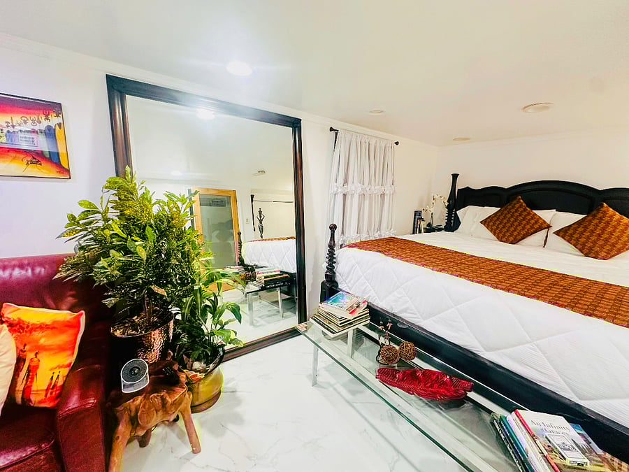 King size bed sleeps 2