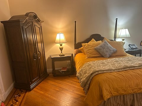 Master bedroom
"Elaine"
Queen size bed
One large closet(not a walk in is to the left)
Ceiling fan