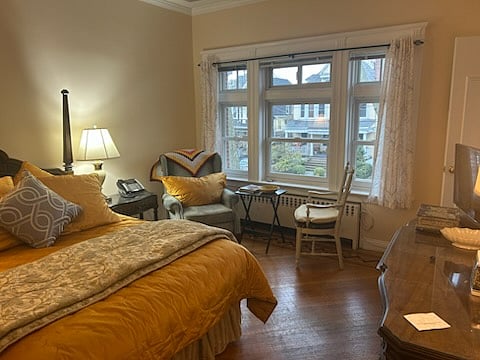 master bedroom:
Front of house.
The "Elaine".
Front window view of street
Aluminum blinds are raised. Andersen windows.
Small Cottage style window can be opened above the main double hang window for ventilation and allows security.