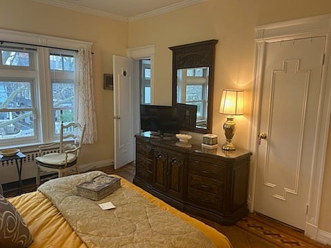 master bedroom
"Elaine"
Queen size bed
Blackout aluminum blinds are raised.