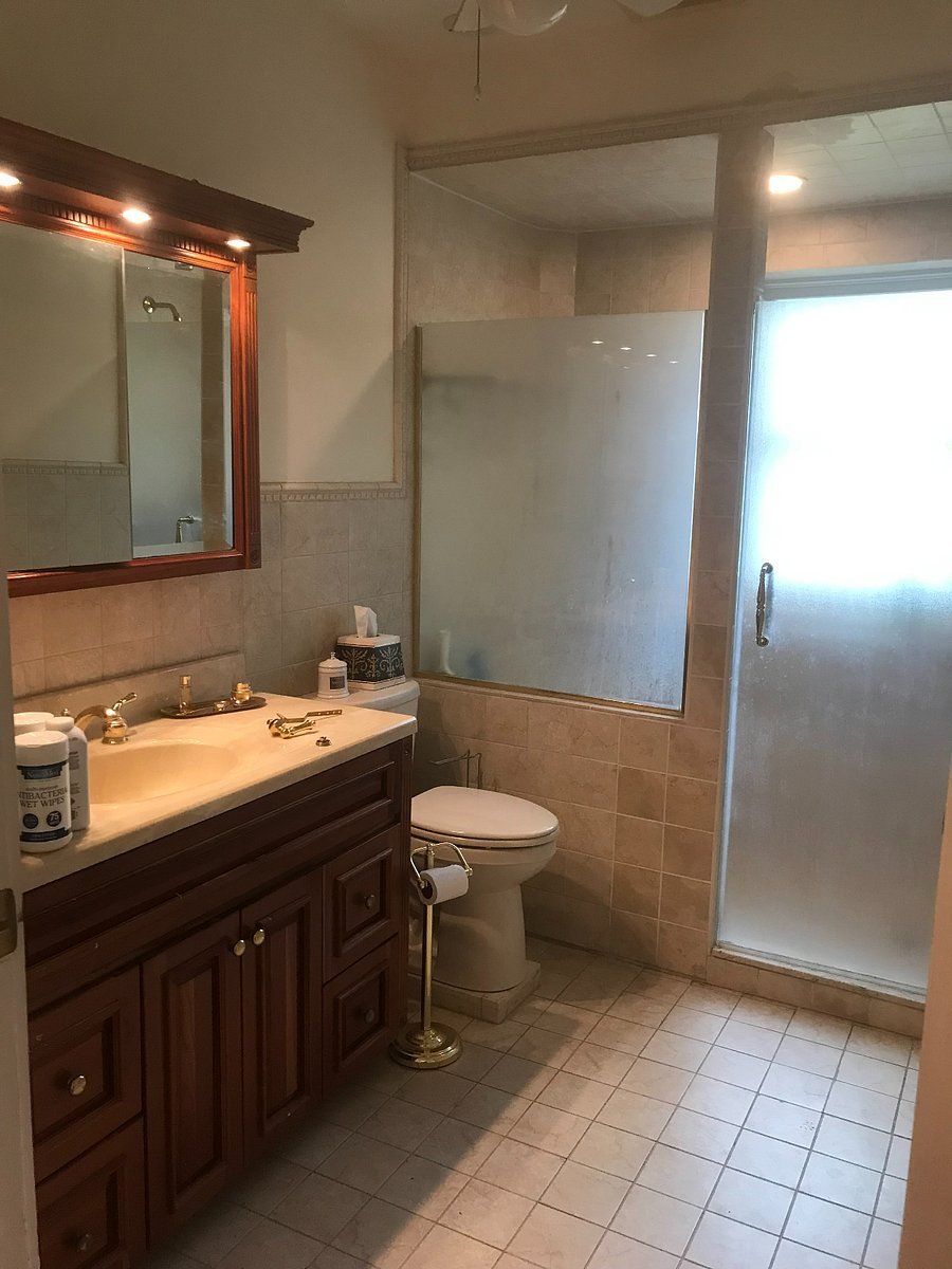 Private Guest bathroom.
Hallway, second floor.