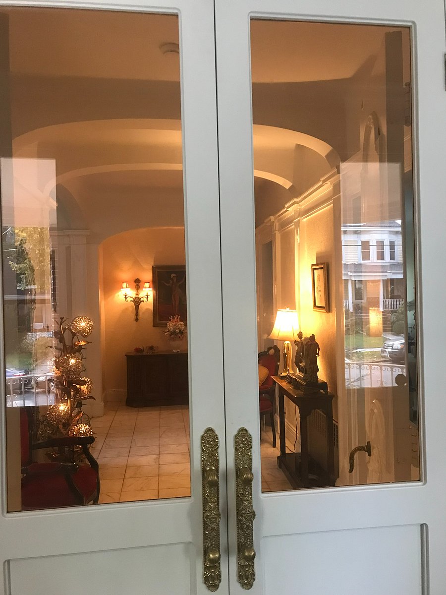 Immediate view inside front door.
This view has reflection in itfrom the 2 glass doors.