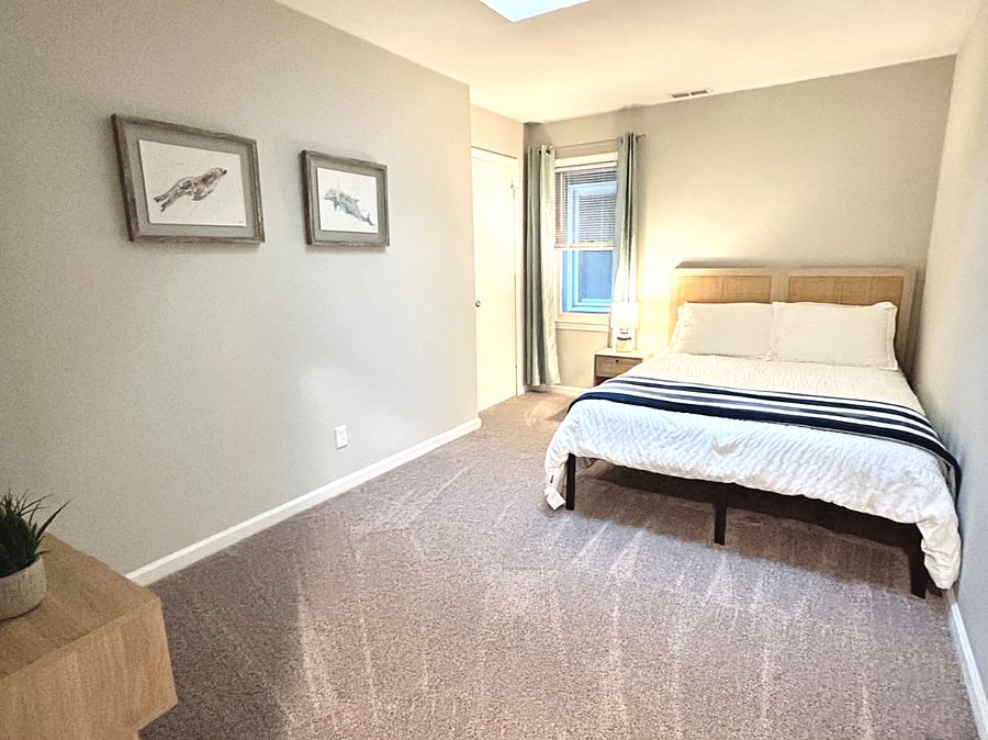 Second Bedroom w Smart TV
Unit 1