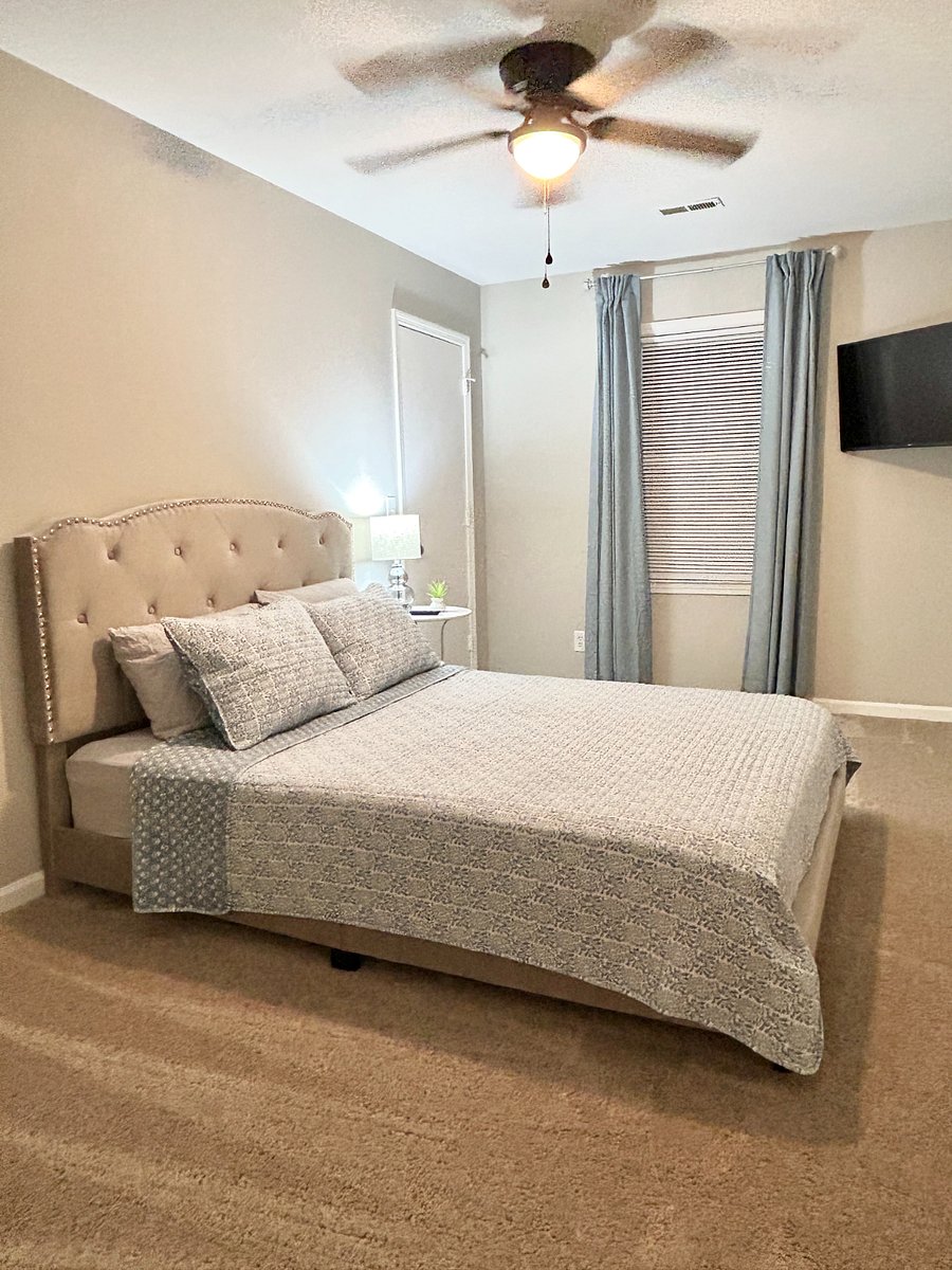 Bedroom W Smart TV & Desk
Unit 12
