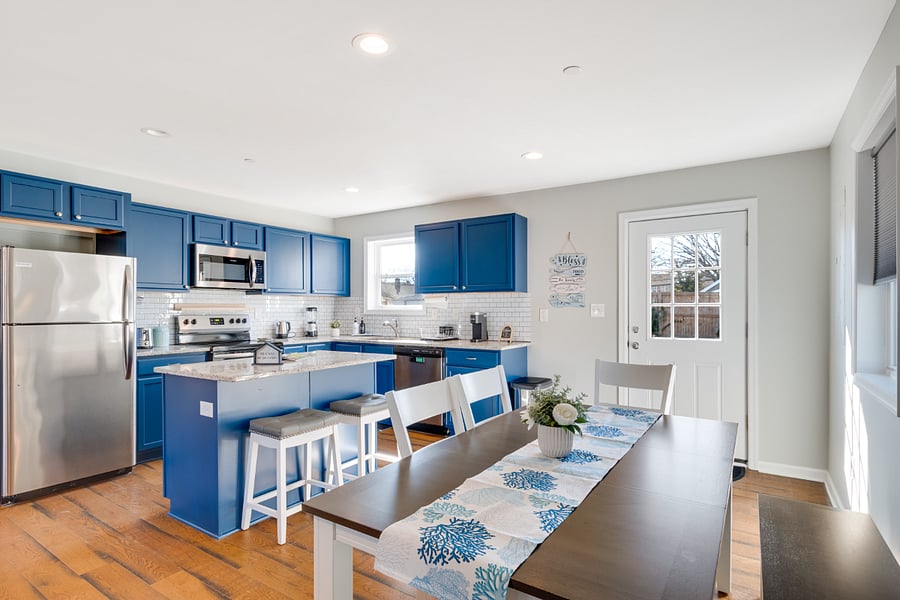 Bake and create unforgettable meals with your family in this updated, fully equipped kitchen. Kickstart your morning with your favorite coffee, brewed right at home, and gather around the dining table, to enjoy your culinary creations together.