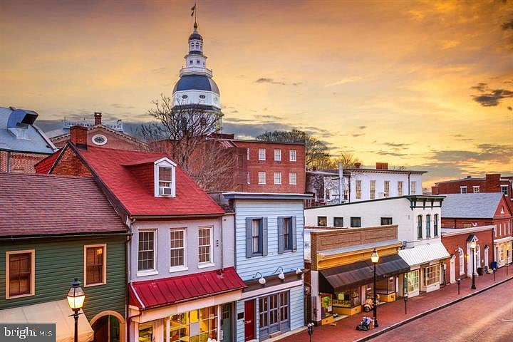 Explore the charming streets of Downtown Annapolis and visit the historic Maryland State House, all within a short 10-minute drive or Uber ride from your location.