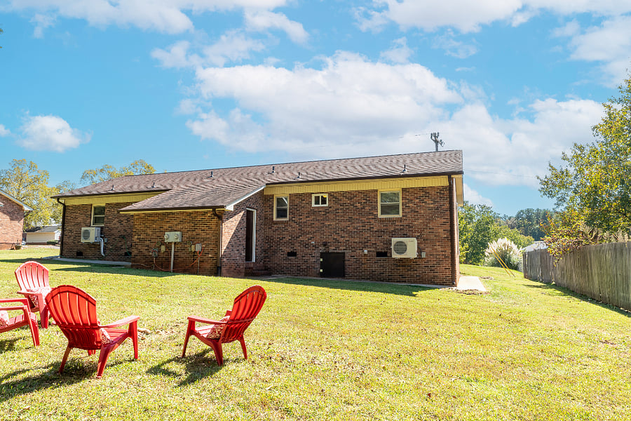Unwind in the spacious backyardperfect for morning coffee, evening drinks, or simply soaking up the fresh air