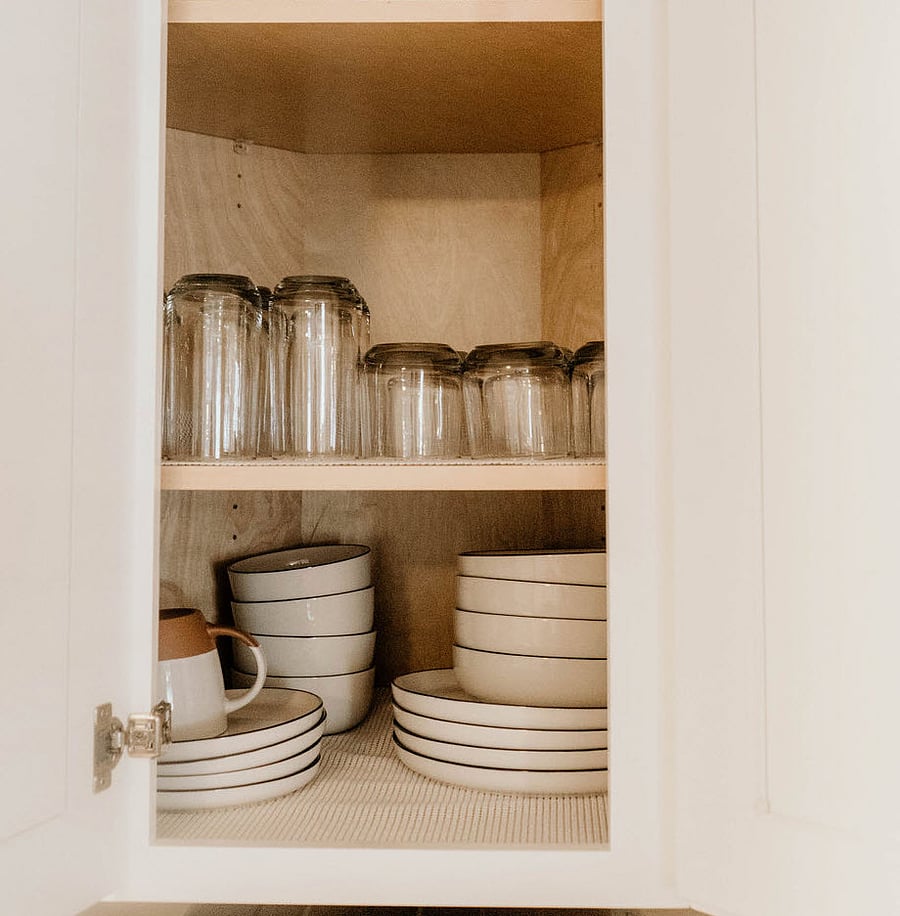 Plenty of Dishes, Cups & Bowls: Enjoy hassle-free meals with a fully stocked kitchen, complete with plenty of dishes, cups, and bowls for your convenience.