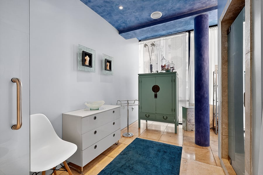 Spacious Bathroom with rain shower head