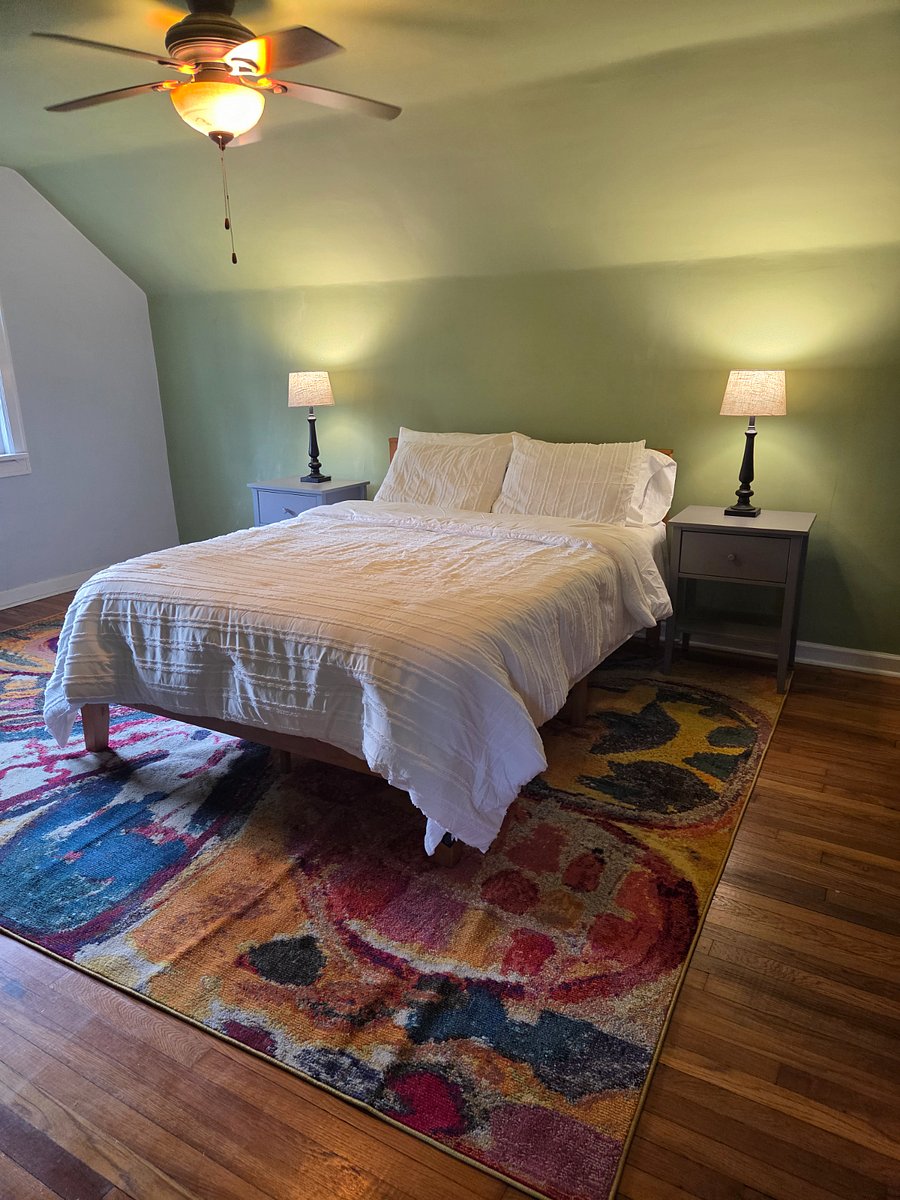 Master Bedroom with Queen bed and Walkin closet