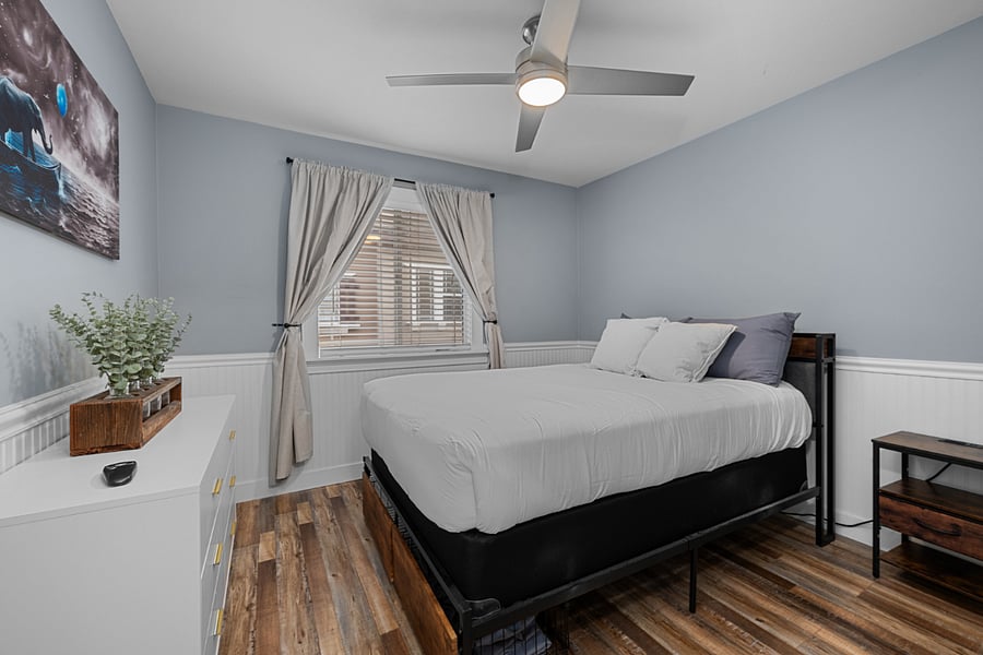 2nd bedroom with queen bed