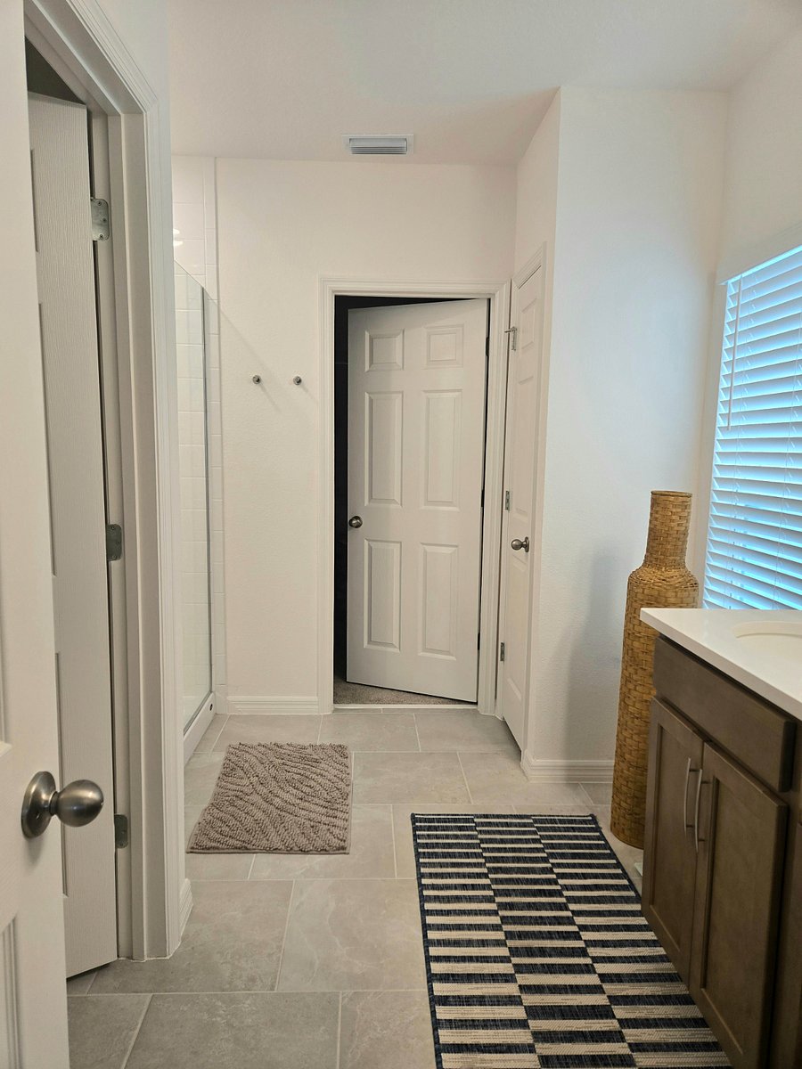 Main Bathroom - King Bed