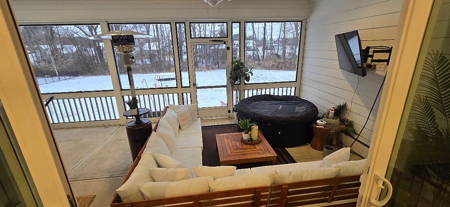 Fully Screened-in back patio (blow up hot tub will not be available)