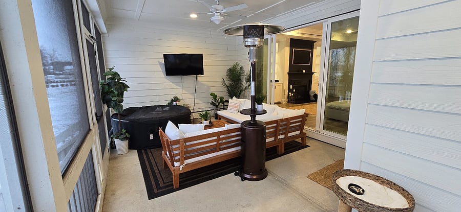 Fully Screened-in back patio (blow up hot tub will not be available)