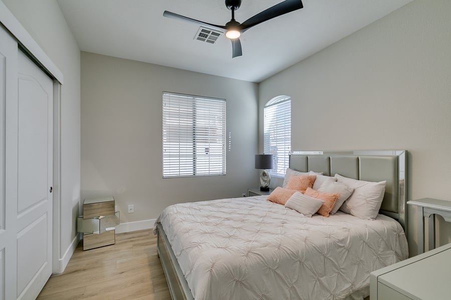 Downstairs bedroom - queen bed