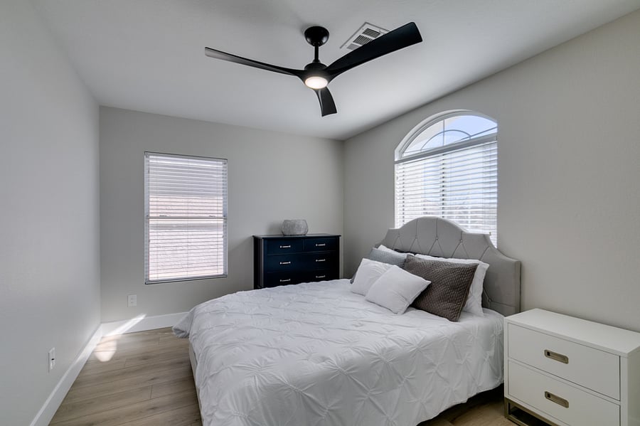 Upstairs bedroom - queen bed