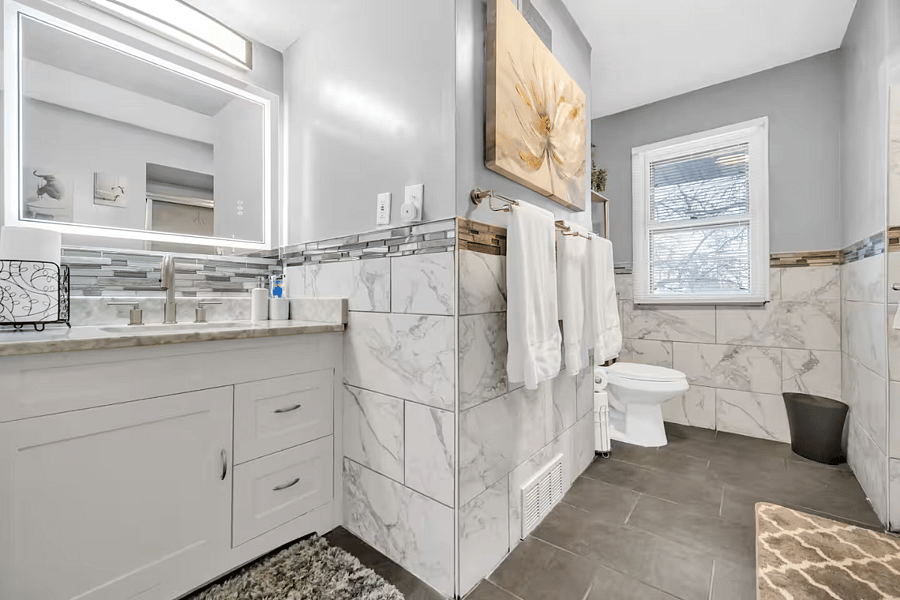 Full bathroom #1