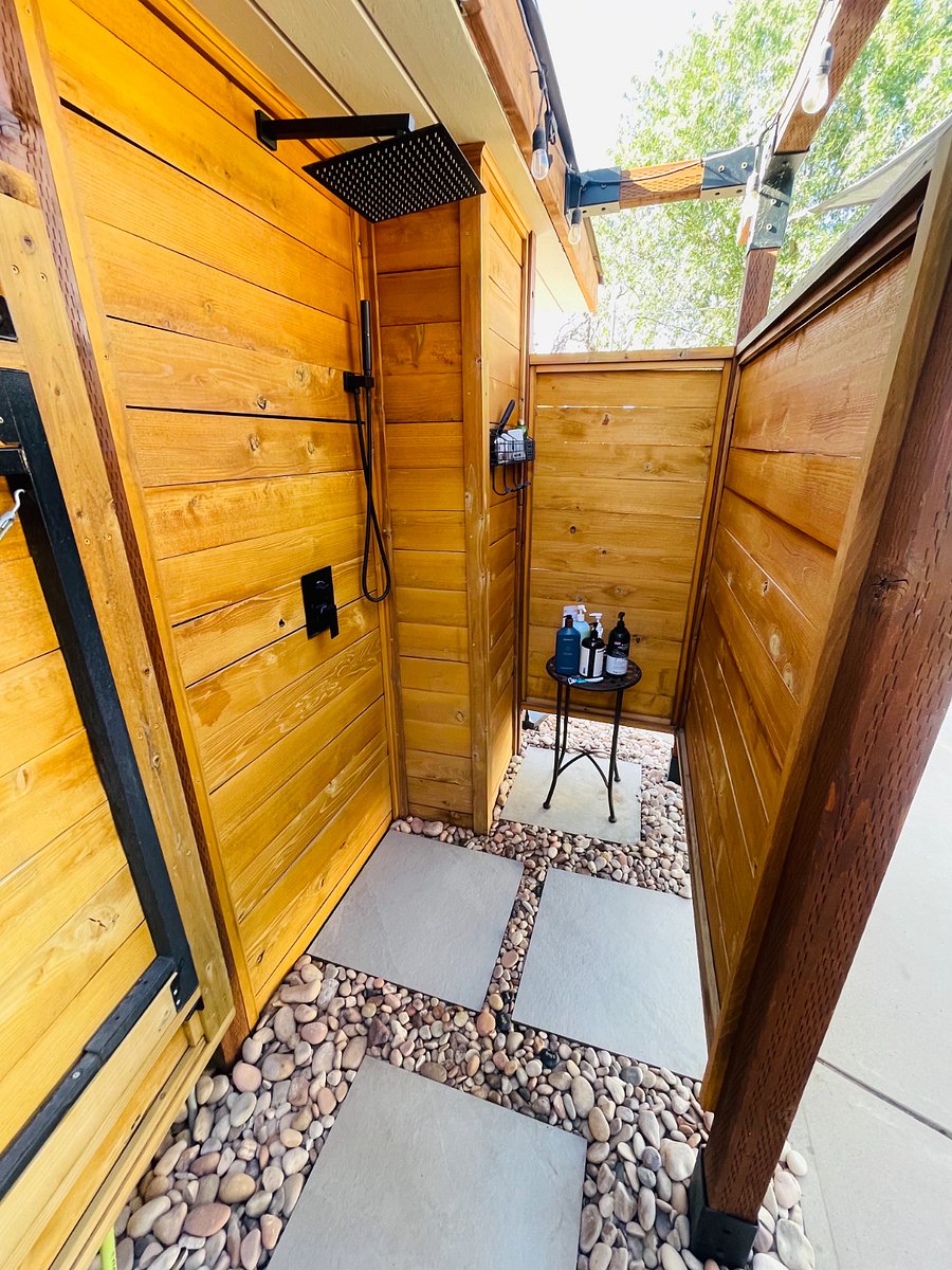 Outdoor Shower (hot/cold water)