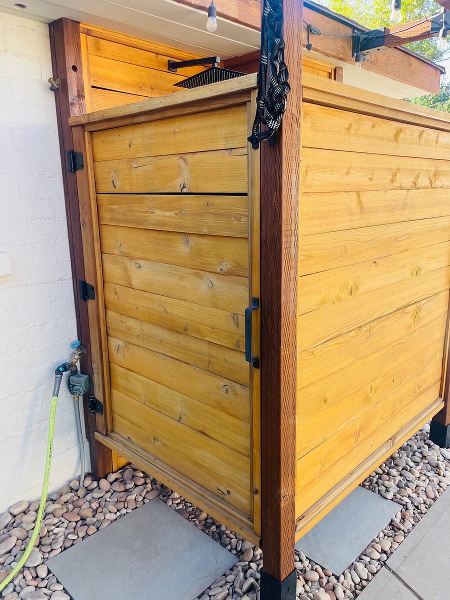 Outdoor Shower (hot/cold water)