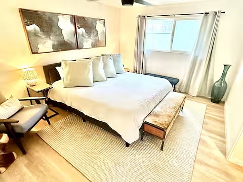 Main Bedroom: King Bed 