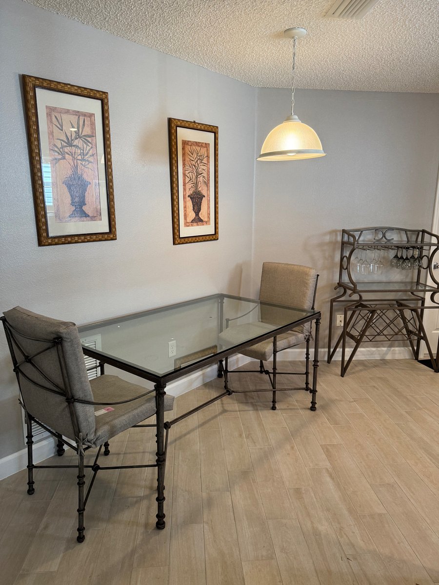 Dining area, seats 4