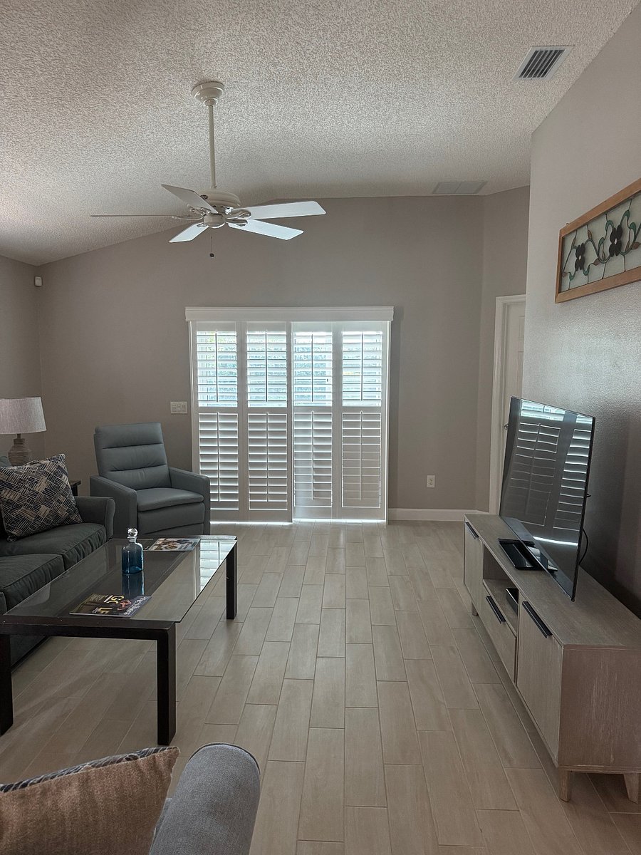 Large living room area with TV, high speed WIFI provided.
