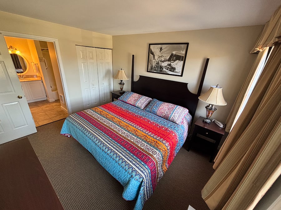 Spacious bedroom/King Bed with New Mattress & Natural Light