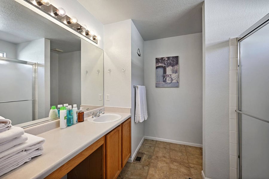 Main bathroom (entry from the main bedroom)