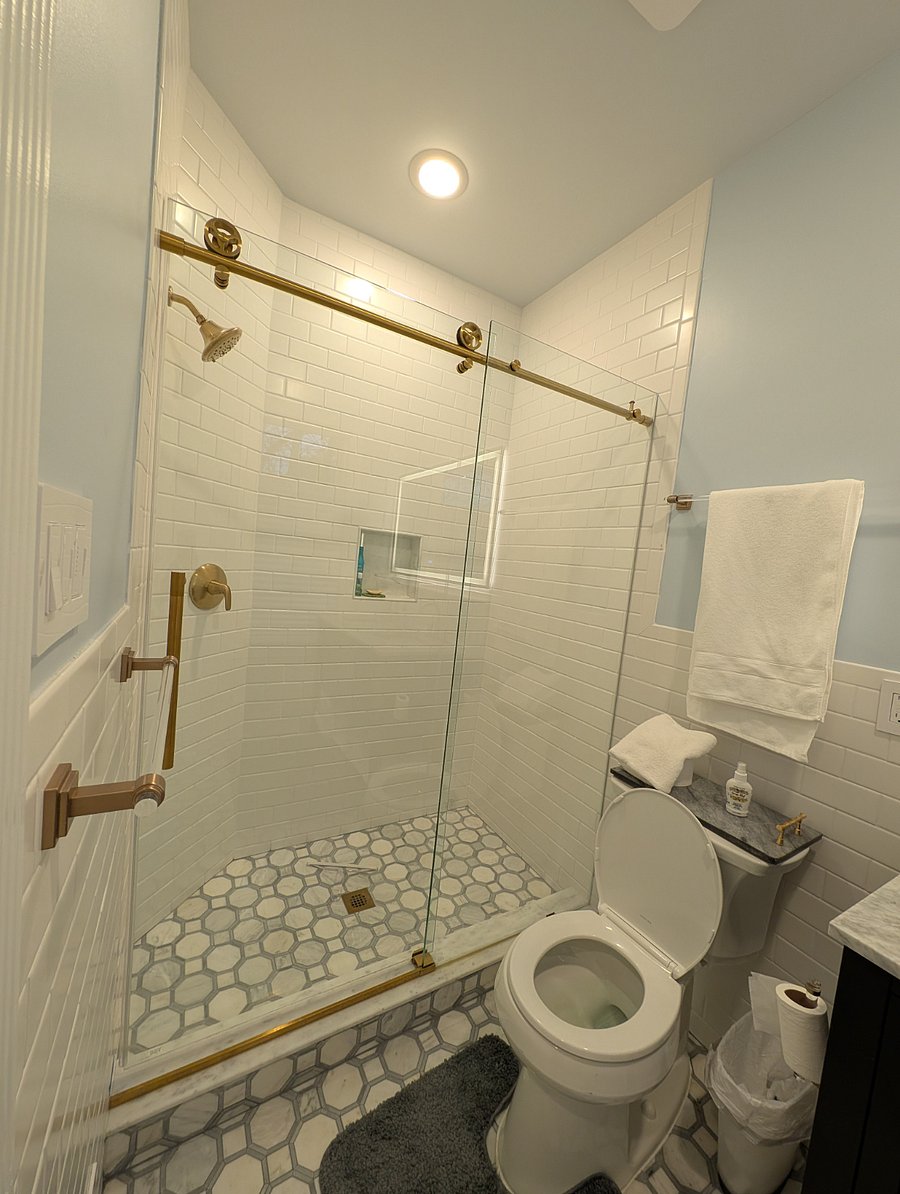 Primary bedroom en suite full bathroom