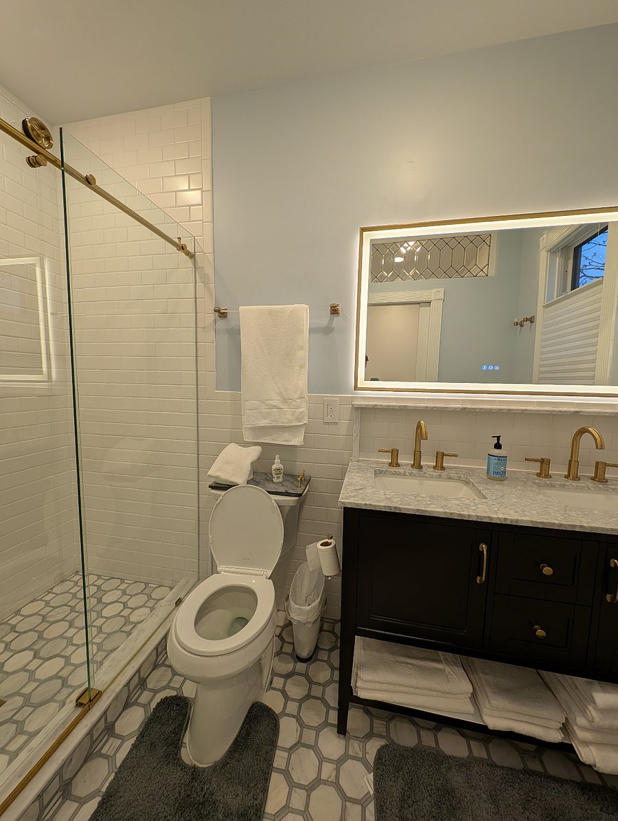 Primary bedroom en suite full bathroom