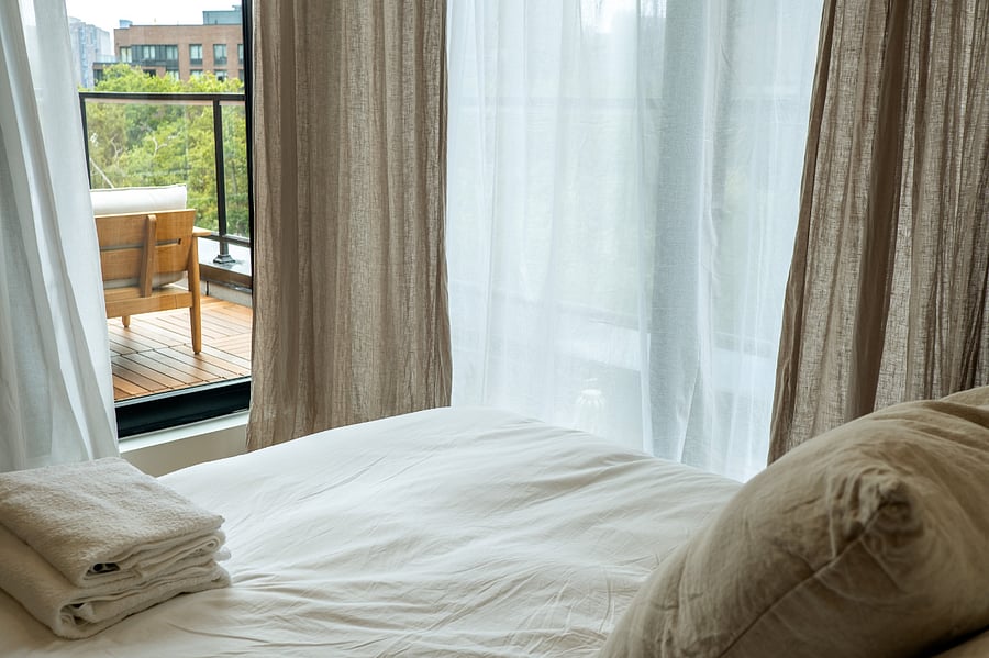 ALONK Sun-room with Full/Double bed and dedicated desk.
