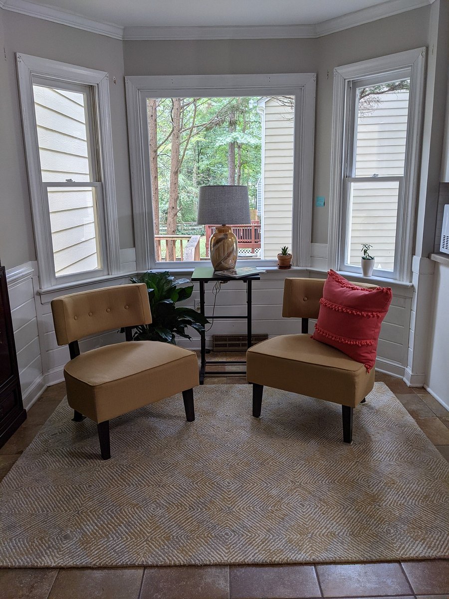 Kitchen seating area
