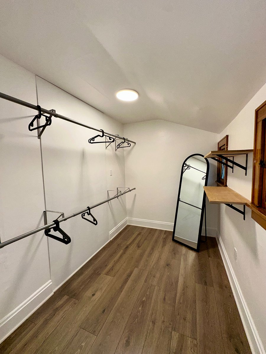 Main Bedroom Walk In Closet